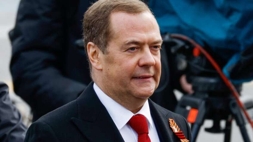 «Придурки с искривленными мозгами»: Медведев в очередной раз набросился на молодых россиян, не поддерживающих войну «Придурки с искривленными мозгами»: Медведев в очередной раз набросился на молодых россиян, не поддерживающих войну