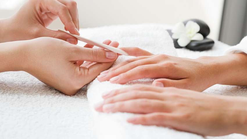 Врачи рассказали, о чем сигнализируют белые пятна на ногтях