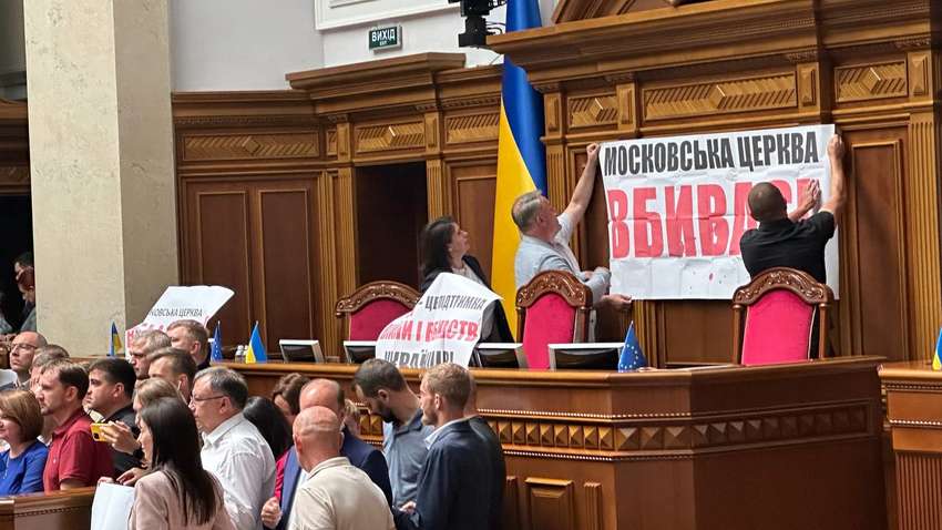 Місяць без роботи: нардепи у час війни погрожують тривалим блокуванням ВР 