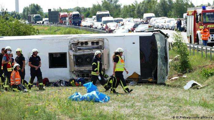 В Германии перевернулся автобус с туристами: есть пострадавшие (ФОТО)