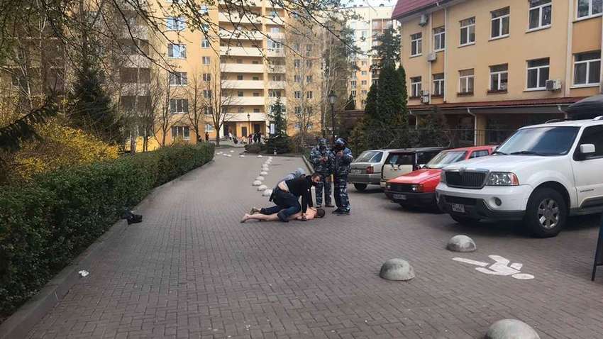 Голый мужчина в Киеве протестовал против «электронного рабства» и звал творца (фото, видео 18+)