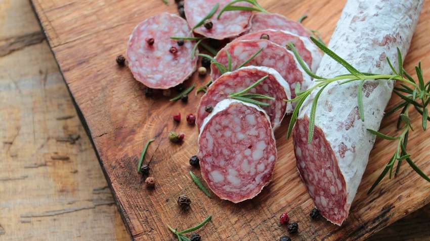 Результат удивит: как проверить качество колбасы с помощью водки Результат удивит: как проверить качество колбасы с помощью водки