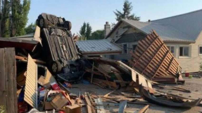 В США мужчина выписался из психбольницы и разнес свой дом погрузчиком (ФОТО) В США мужчина выписался из психбольницы и разнес свой дом погрузчиком (ФОТО)