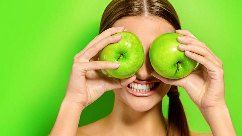 Стоматологи пояснили, коли шкідливо їсти яблука