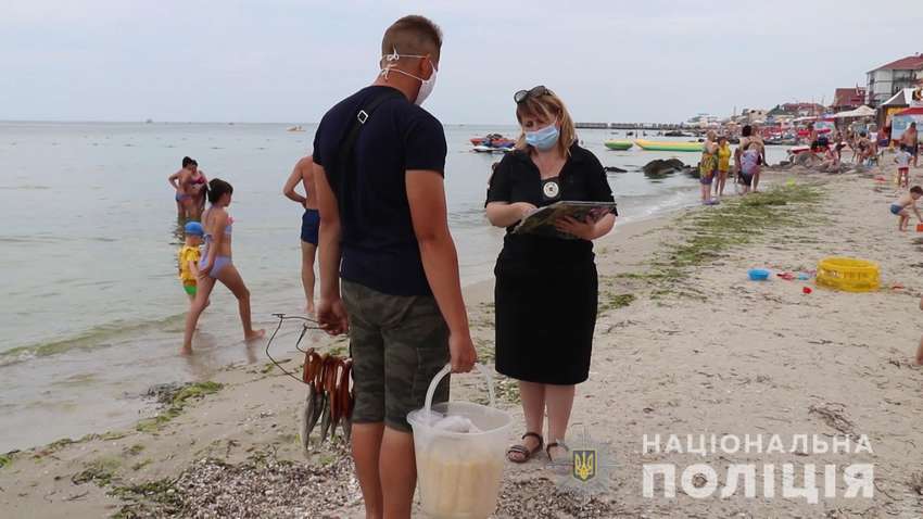 Полиция проверила пляжи, магазины и кафе: нарушителей карантина – сотни