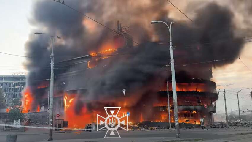 В Киеве после атаки РФ сгорел ТРЦ и Лукьяновский рынок: детали (ФОТО) В Киеве после атаки РФ сгорел ТРЦ и Лукьяновский рынок: детали (ФОТО)