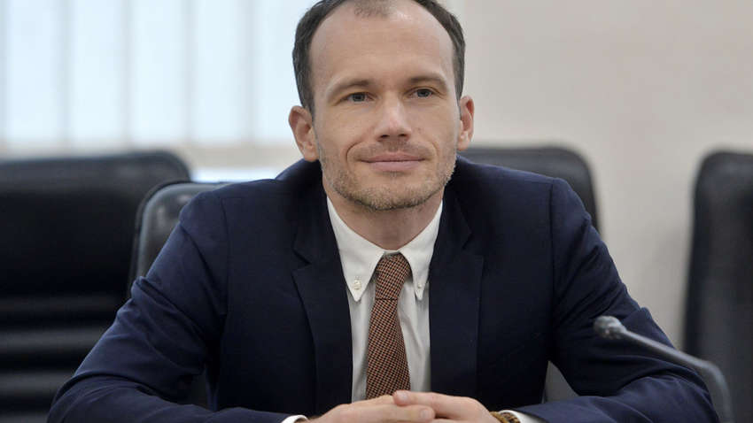 Денис Малюська поскаржився на дружину, яка не дозволяє купити рожевий костюм