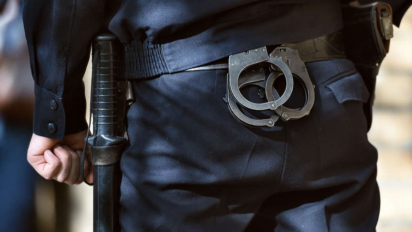 «Сняли штаны и включили электрошокер»: в Крыму полицейские издевались над подростком