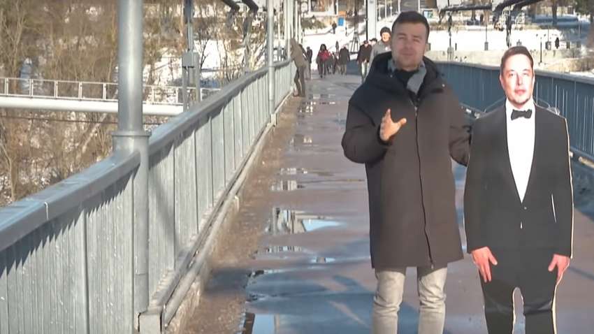 Картонному Ілону Маску провели екскурсію в музеї космонавтики в Житомирі Картонному Ілону Маску провели екскурсію в музеї космонавтики в Житомирі