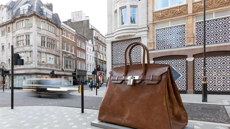 В Лондоне появилась огромная скульптура, которая имеет важное значение для женщин В Лондоне появилась огромная скульптура, которая имеет важное значение для женщин