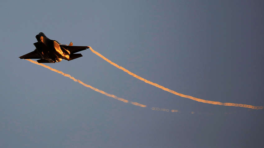 Российский Су-27 перехватил над Черным морем самолет-разведчик США