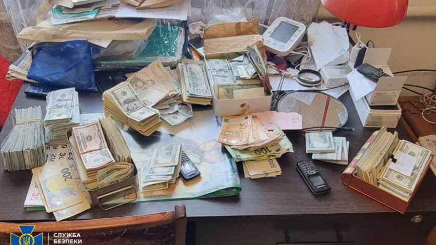 У очільниці районної ВЛК на Дніпропетровщині знайшли понад 300 тисяч доларів США