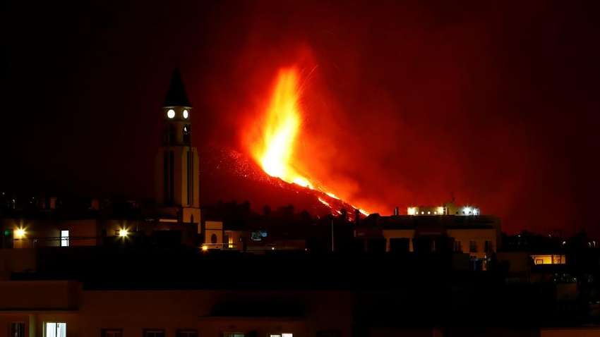 На Канарських островах виверження вулкана стало сильніше: розпечена лава загрожує містам (ФОТО)