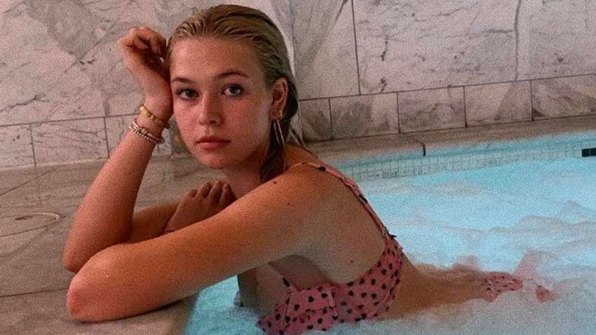 Дочь Веры Брежневой похвасталась роскошным декольте