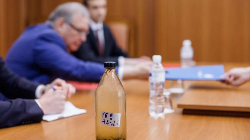 Молдова пригостила російського посла пляшкою брудної води 