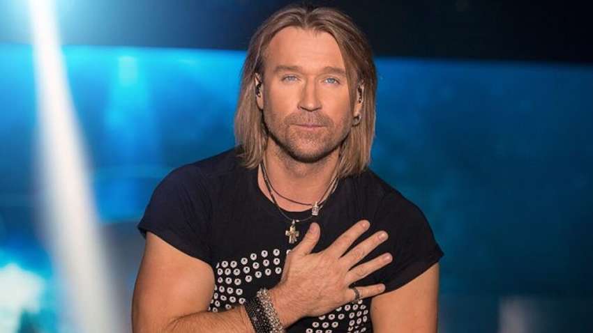 Олег Винник тимчасово зійшов з дистанції "Танців з зірками": у співака діагностували COVID-19