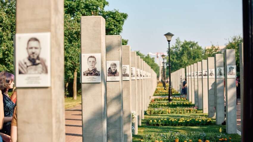 "Как будто объявление о розыске": родные погибших воинов раскритиковали новый мемориал в Киеве