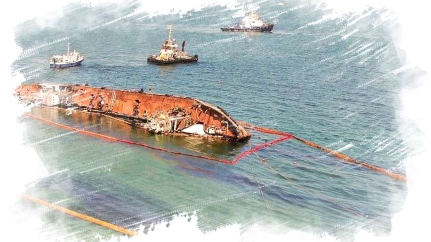 В Одесі не змогли підняти затонулий танкер Delfi