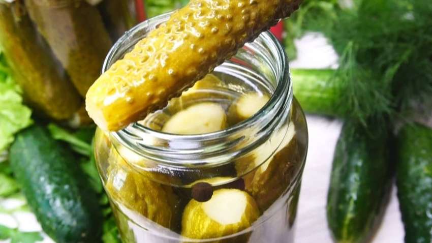 Чому не варто закушувати алкоголь солоною їжею