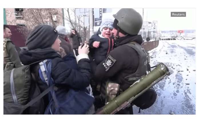 В Украине этого никогда не забудут: показали видео, как полицейский прощается с сыном в Ирпене