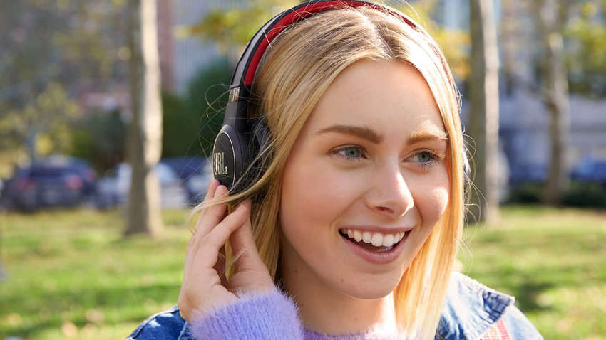 Изобретены наушники, которые могут заряжаться от солнца