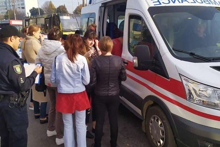 У Львові на дорозі зіткнулися два автобуси: за допомогою звернулося 14 осіб