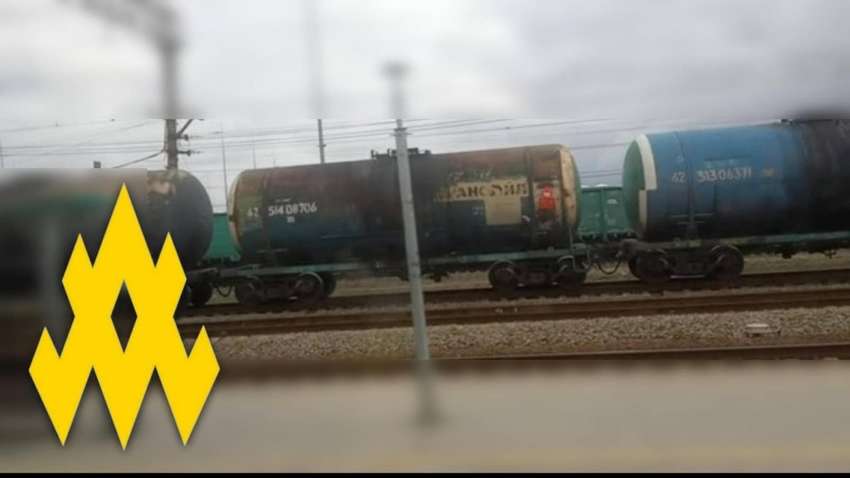 Окупанти тікають від українських дронів та ховають техніку