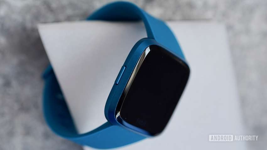 Американська компанія Fitbit Inc представила годинник Versa 2 з голосовим асистентом