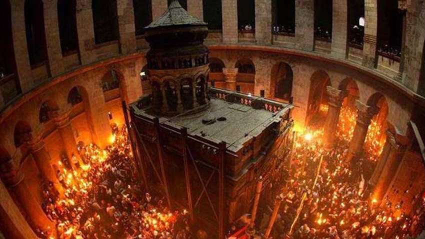 В храме Гроба Господня в Иерусалиме появился благодатный огонь