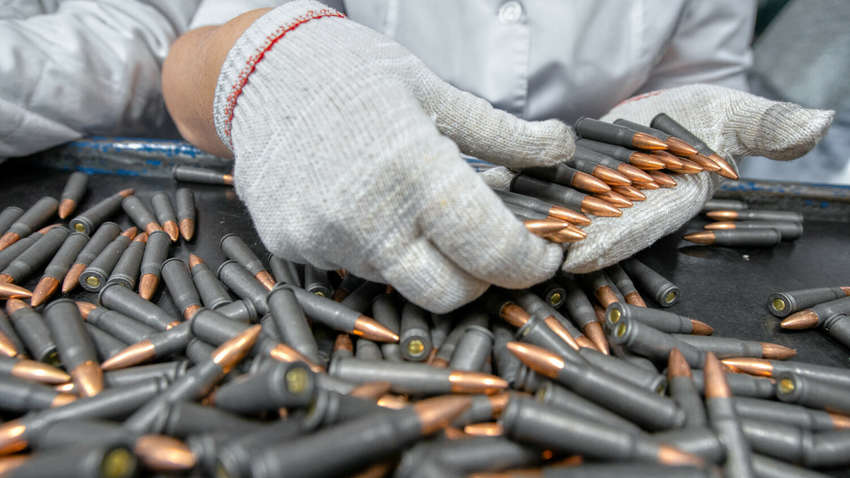 Россиян призывают бесплатно работать на военных заводах после работы