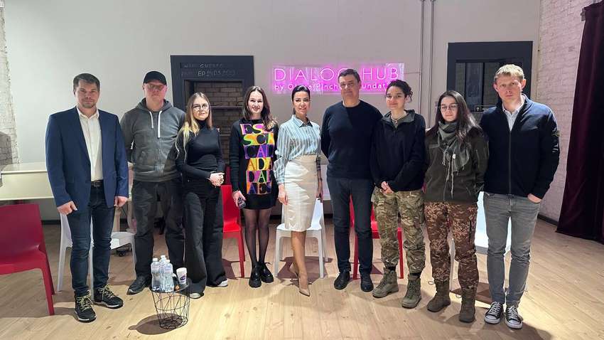 Посттравматическое отцовство и материнство военных: Стартовал проект Елены Пинчук «Открытый диалог» Посттравматическое отцовство и материнство военных: Стартовал проект Елены Пинчук «Открытый диалог»