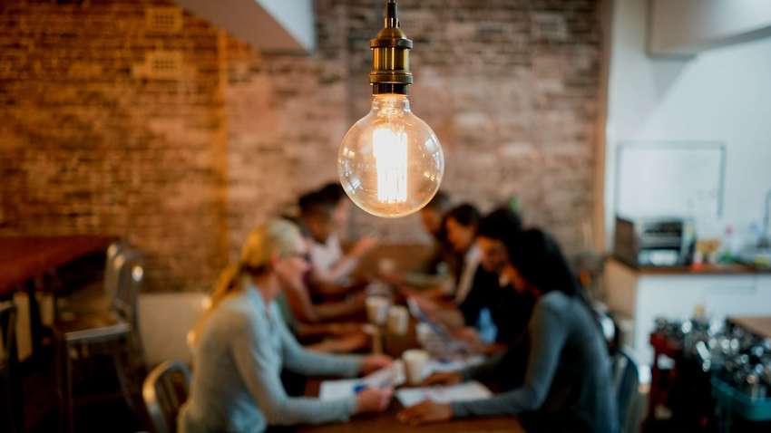 Специалисты рассказали, как взломать компьютер с помощью лампочки