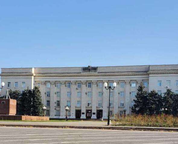 Со здания Херсонской ОГА снят российский флаг Со здания Херсонской ОГА снят российский флаг