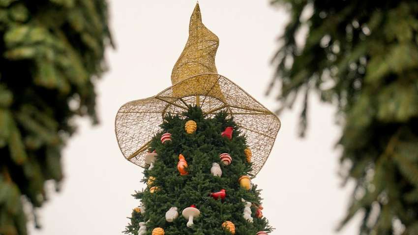 Знімаємо капелюха: з головної ялинки Києва прибрали неоднозначний аксесуар
