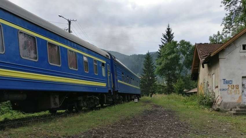 Из-за урагана в Кривом Роге и Днепре задержались в пути около 10 поездов 