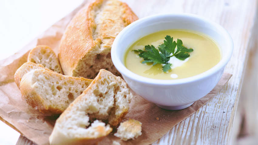 Легкий и пикантный: как приготовить яичный суп-пюре