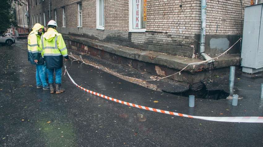 В Днепре под общежитием провалился асфальт: существует угроза обрушения здания