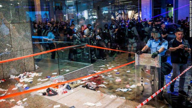 Під час різанини в Гонконзі політику відкусили вухо