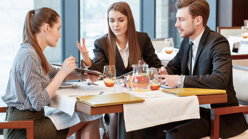 Які невербальні звички можуть відштовхнути співрозмовника