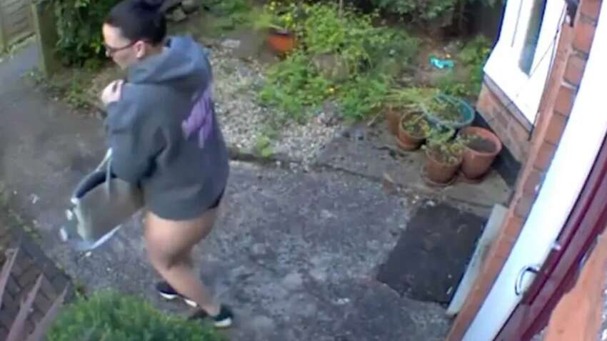 Менеджерша рассмешила сеть после выхода на работу без штанов (ВИДЕО)