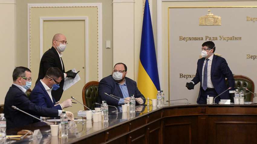 Зеленский и Порошенко сняли маски, туристы забаррикадировались в самолете, а в МОЗ новый рулевой: каким был понедельник