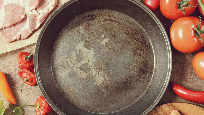 Как быстро избавиться от толстого слоя нагара на сковороде: эффективный метод