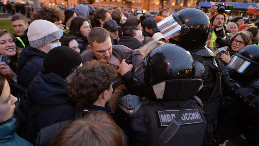 У Дагестані чоловік підірвав себе з поліцейським на протестах проти мобілізації (ВІДЕО) 