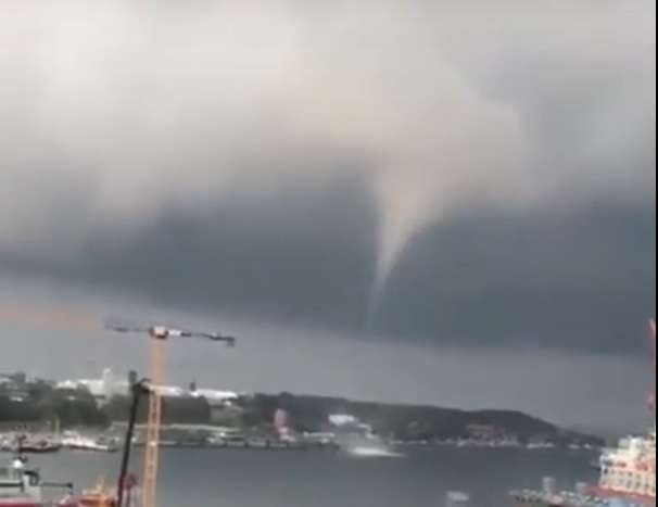 В Германии мощный торнадо пронесся по городу: людей сбрасывало ветром в воду (ВИДЕО) В Германии мощный торнадо пронесся по городу: людей сбрасывало ветром в воду (ВИДЕО)