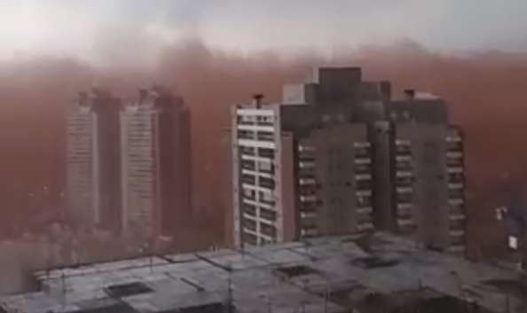 У Бразилії потужна піщана буря "поглинула" місто (ВІДЕО) У Бразилії потужна піщана буря "поглинула" місто (ВІДЕО)