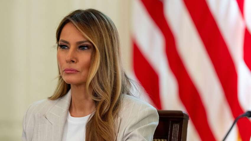 Меланія Трамп потрапила у скандал через рекламу сумки: чому першу леді США нещадно критикують Меланія Трамп потрапила у скандал через рекламу сумки: чому першу леді США нещадно критикують