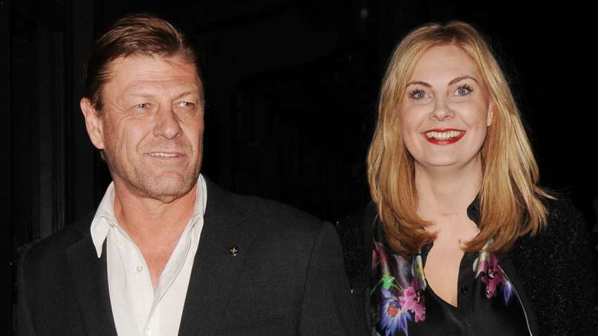 Звезда "Игры престолов" устроил дебош в самолете и швырнул бокалом в жену