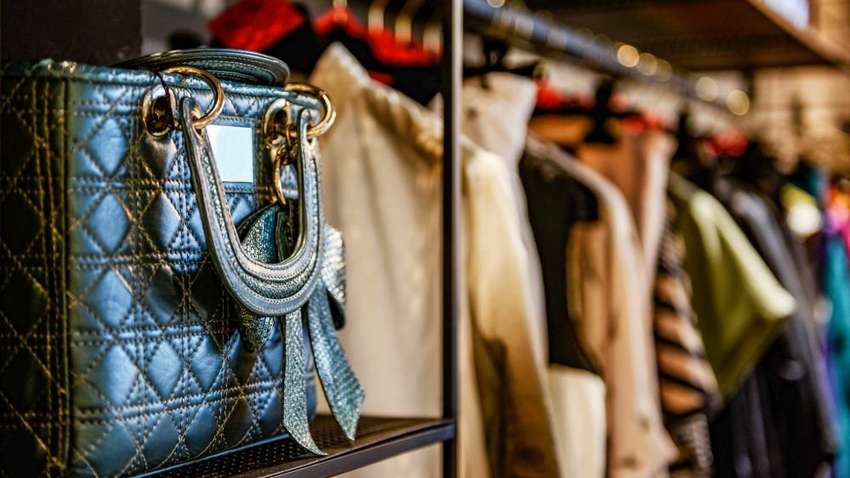 У Франції будуть безкоштовно роздавати предмети розкоші, косметику та електроприлади 