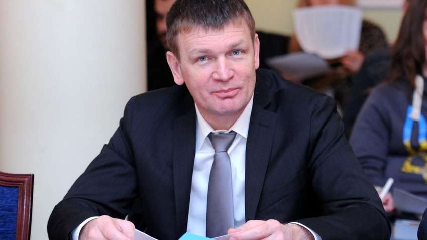 Очередной кнопкодав в парламенте: руку прятал за газетой