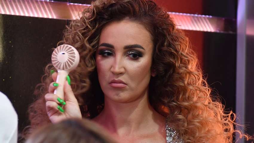 Хотіли показати, як вбивають дітей: російська співачка втекла від українців у Швейцарії (ВІДЕО)